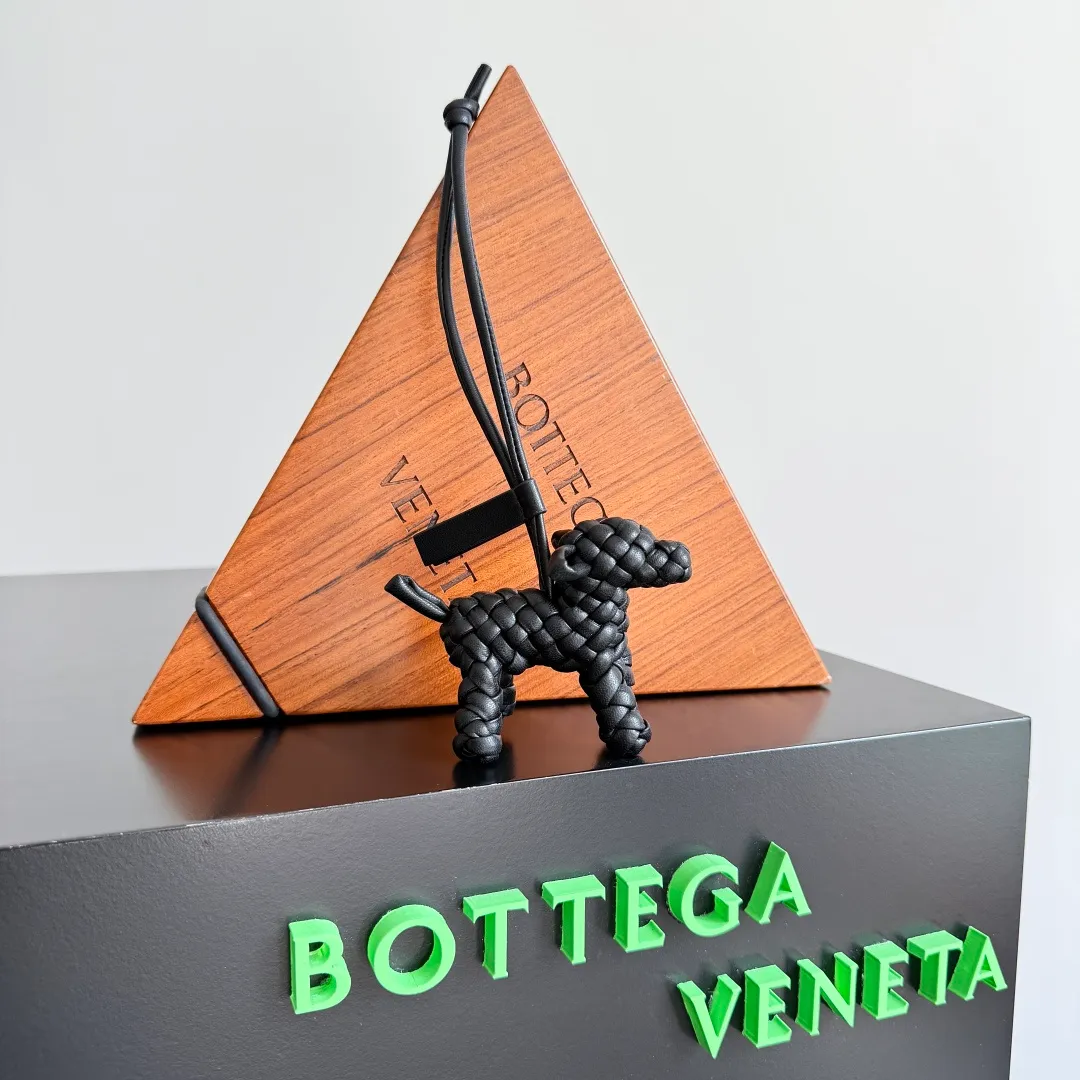Batch 540 BOTTEGA VENETA2025 new puppy🐕 style pendant Braided puppy is online😎 Leather braided puppy style pendant can be hung on any handbag, and it is as cute, delicate and colorful as it matches with a bag. Cute and cute, it will touch your heart at any time. It can be hung on bags or keychains. Who can resist such a cute puppy? Style number: 807068